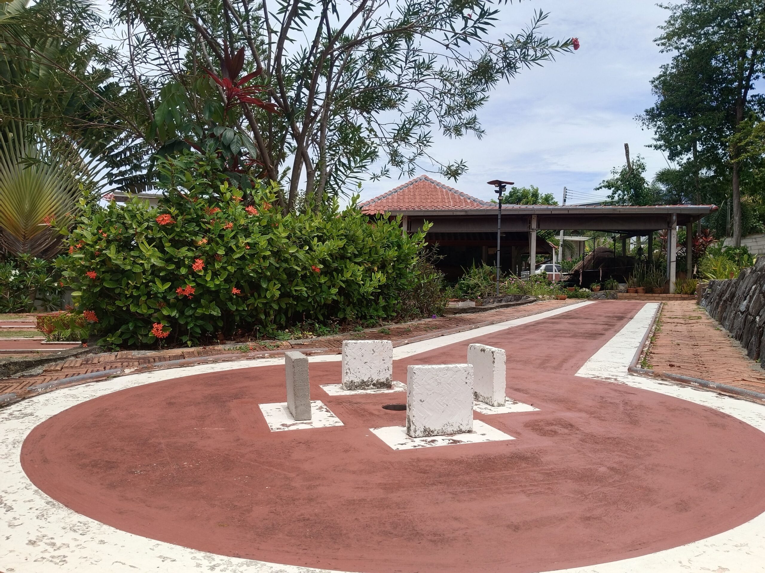 hole 2 four stone pillars mini golf koh samui