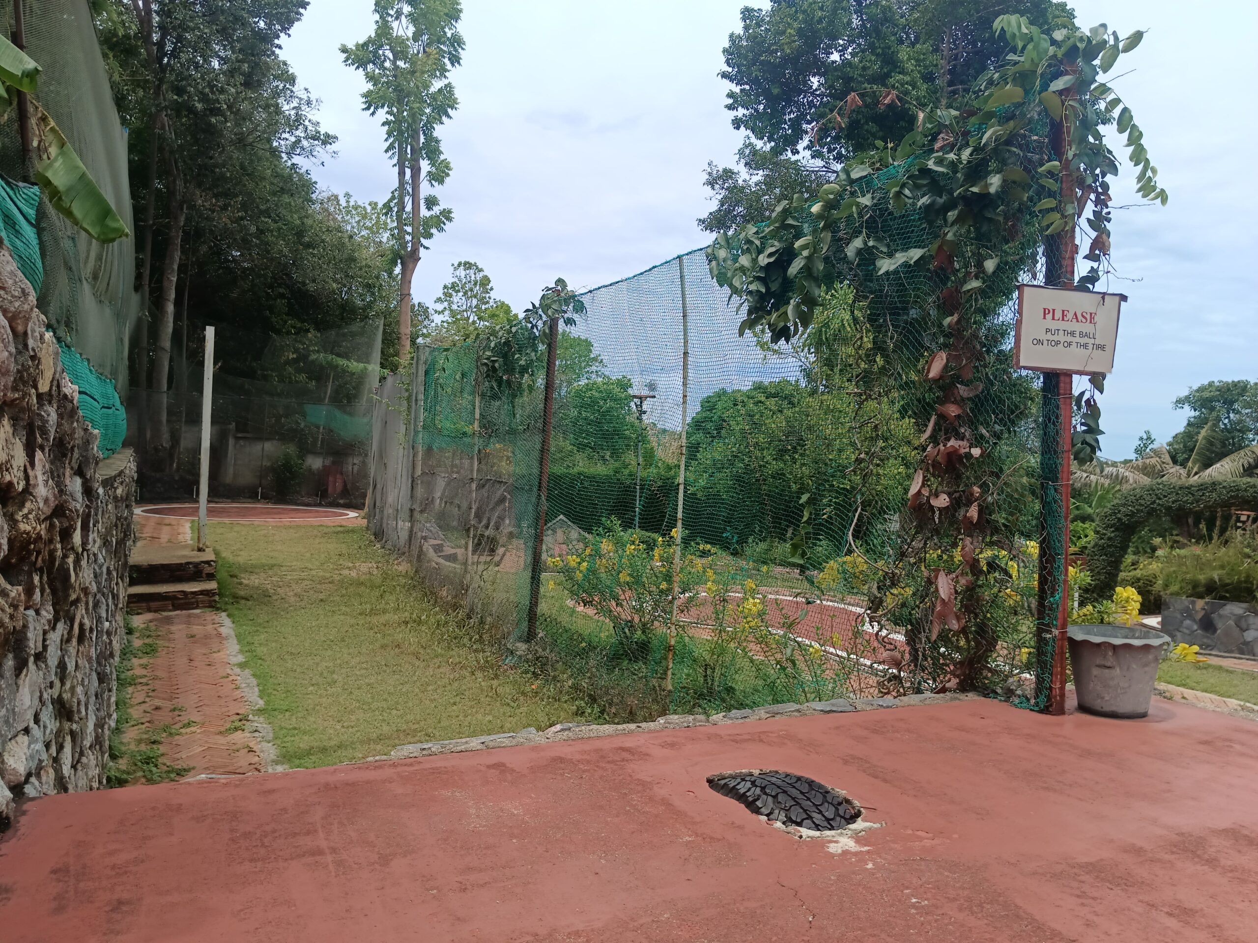 hole 7 long range shot mini golf koh samui tire start